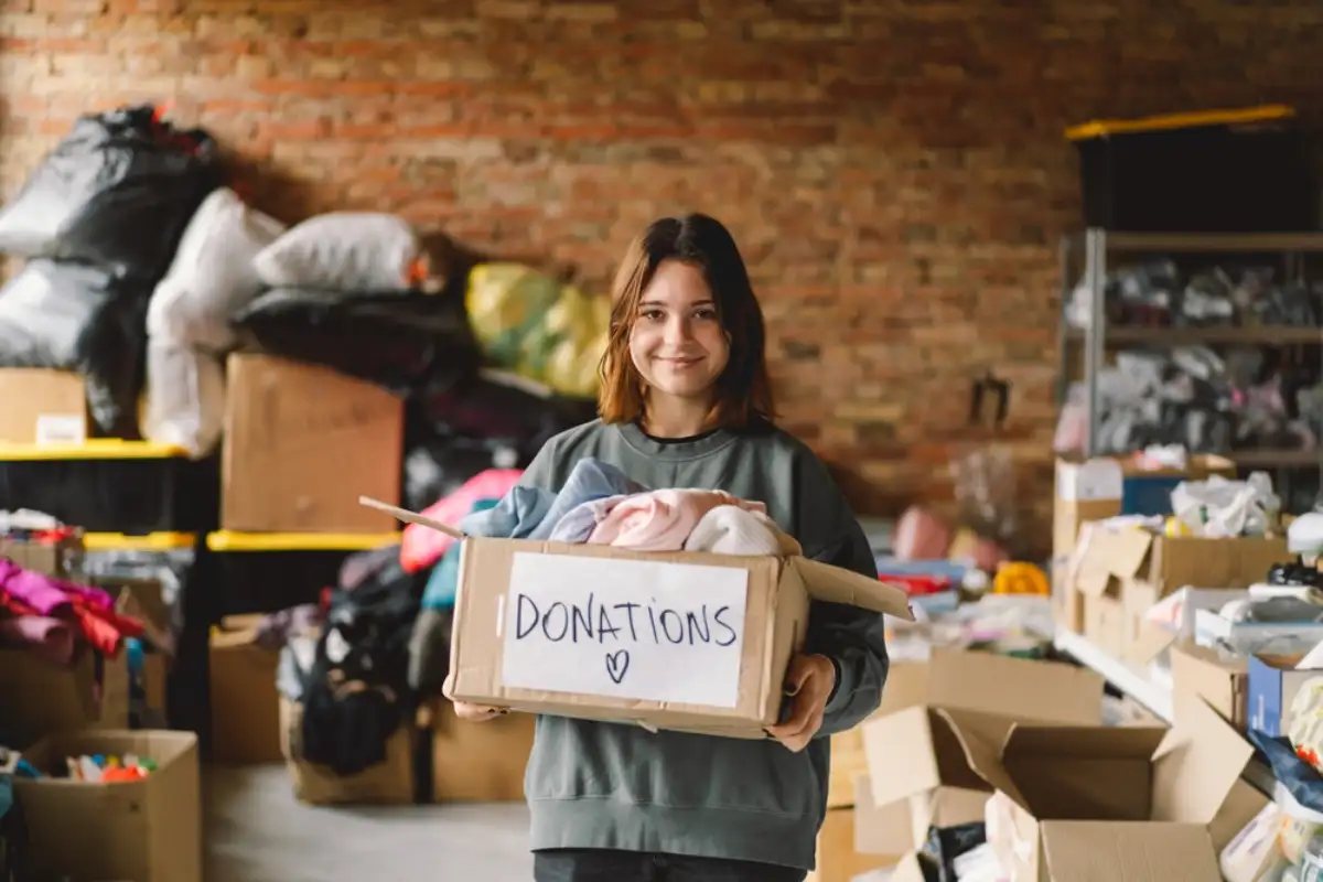 Volunteer teengirl preparing